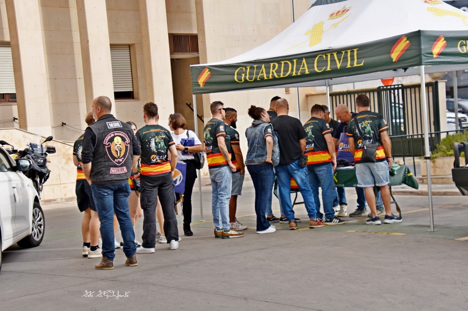 Integrantes de Ángeles Guardianes y otros participantes junto a un punto de la Guardia Civil