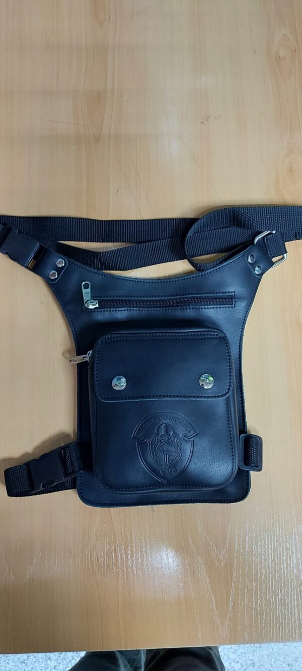 Pernera de cuero con logo