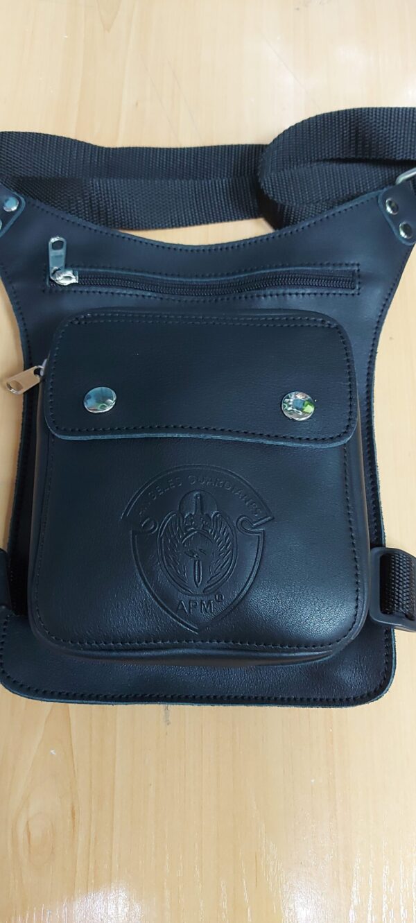 Pernera de cuero con logo