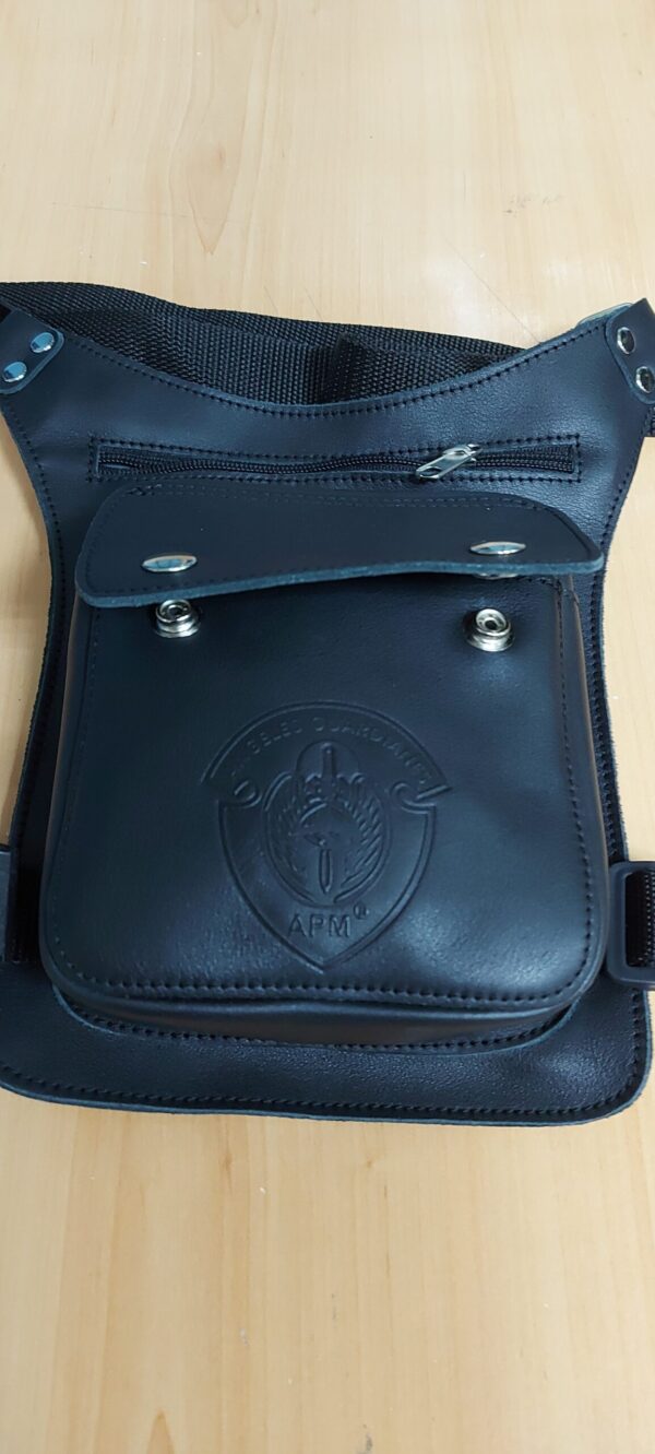 Pernera de cuero con logo