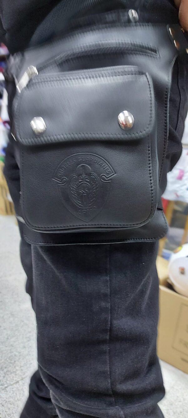 Pernera de cuero con logo