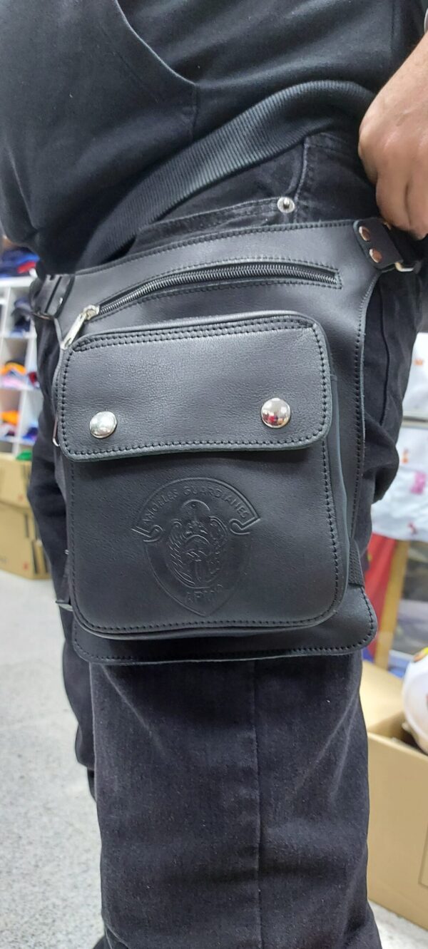 Pernera de cuero con logo