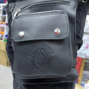 Pernera de cuero con logo